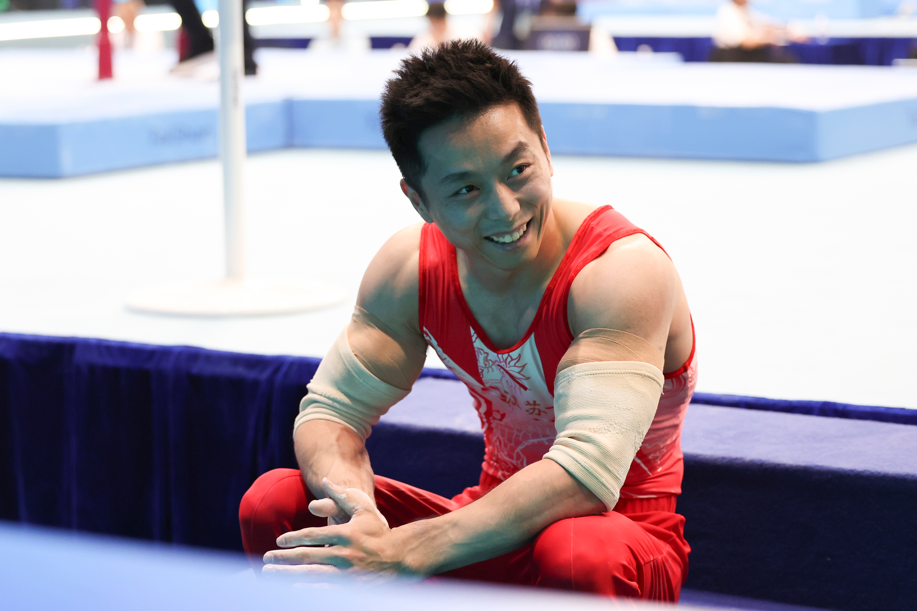 体操双杠选手惊艳表现,完美获奖 体操双杠选手惊艳表现,完美获奖