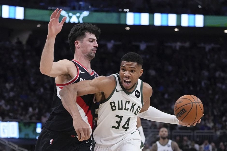 开拓者主场对战雄鹿,争夺胜利 开拓者主场对战雄鹿,争夺胜利