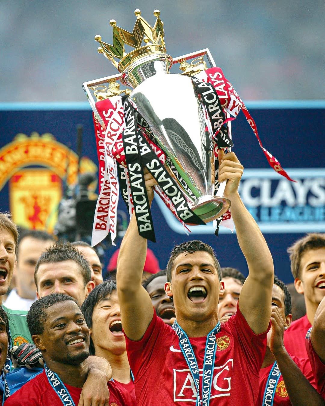 美国踢球队在比赛中夺得胜利