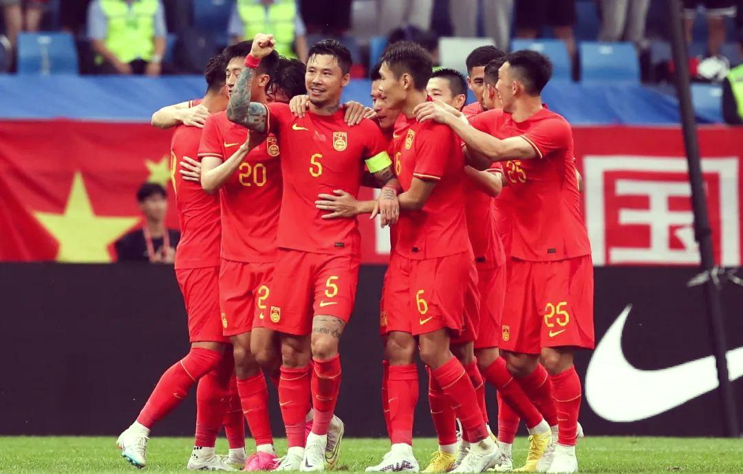 足球赛事热闹进行，中国队赢得胜利
