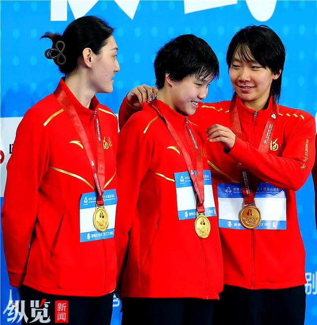 观众欢乐观赛，共同见证选手们的奋力拼搏